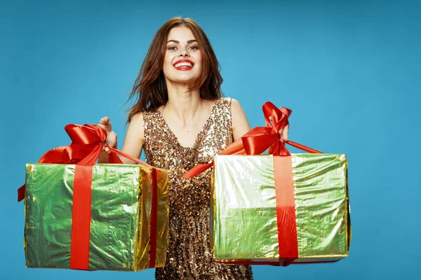 Wesoła kobieta z prezentami w rękach wakacje luksus niespodzianka — Zdjęcie stockowe