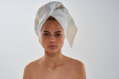 Kafasında havlu olan kadın omuzları açık tenli, açık tenli.