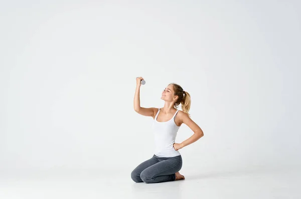 Sportovní žena a činky cvičení motivační cvičení — Stock fotografie
