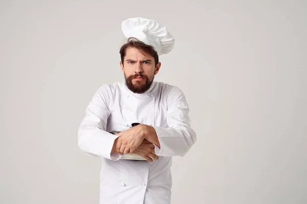 Cheerful chef masculino com uma panela nas mãos de um alimento de cozinha profissional — Fotografia de Stock