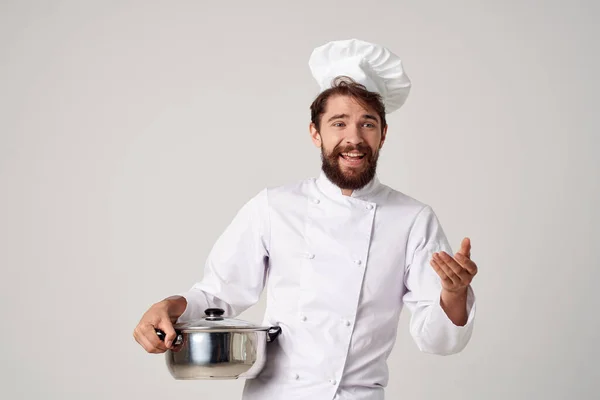 Chef alegre com uma panela em suas mãos trabalho de cozinha — Fotografia de Stock