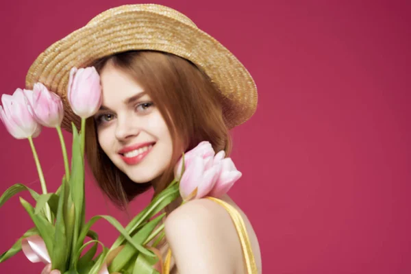 Mulher sorridente buquê de flores chapéu glamour cosméticos close-up — Fotografia de Stock