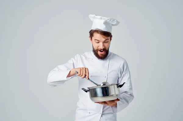 Chef masculino com uma panela em suas mãos cozinhar alimentos que trabalham em um restaurante — Fotografia de Stock