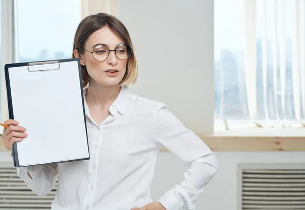 Fröhliche Geschäftsfrau dokumentiert Büroarbeit professionell — Stockfoto