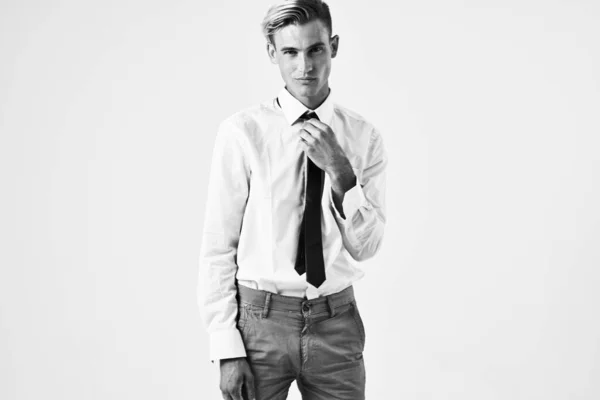 Man i vit skjorta med slips fashionabla frisyr elegant stil ljus bakgrund — Stockfoto