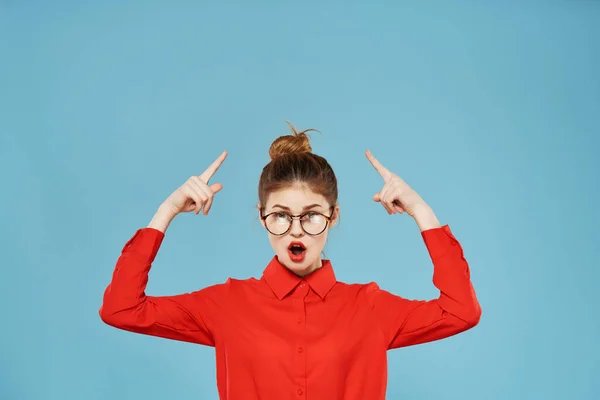 Vrolijk vrouw in rood shirt werk emoties professioneel blauw achtergrond — Stockfoto