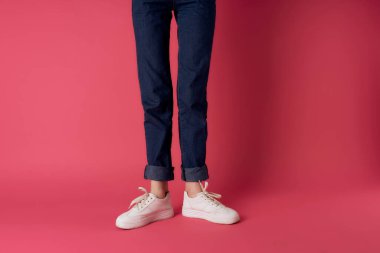 Beyaz spor ayakkabılı ters kadın bacakları modern tarz izole edilmiş arka plan