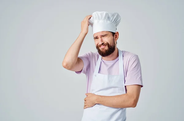 Kock i uniform gester med händer känslor arbete i en restaurang — Stockfoto
