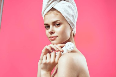 Güzel bir kadın çıplak omuzlu, temiz cilt masajcısı.