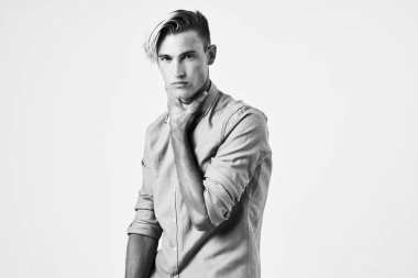 Tişörtlü yakışıklı, su gibi duyguları olan yaşam tarzı portresi olan adam.