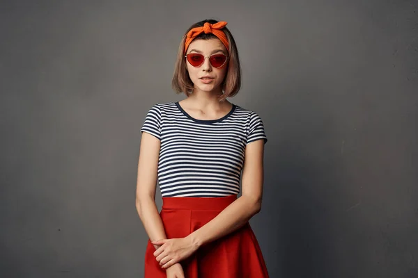 Mujer usando gafas de sol moda posando naranja diadema de lujo — Foto de Stock