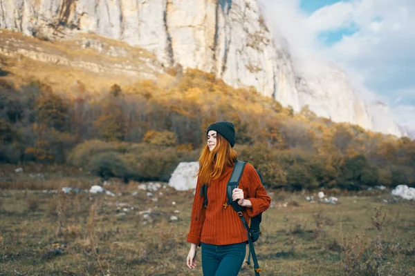 Mujer excursionista montañas paseo mochila viaje aventura — Foto de Stock