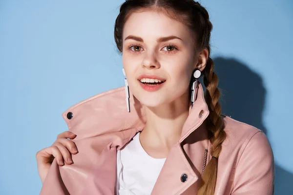 Žena v růžové bundě pigtails dekorace módní glamor moderní styl — Stock fotografie