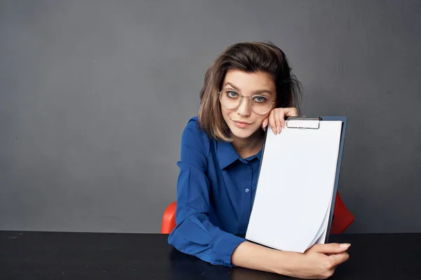 Donna d'affari che indossa gli occhiali siede al tavolo foglio bianco Copia spazio — Foto Stock