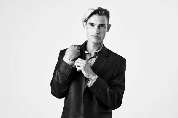Elegant man i kostym mode kavaj lyx poserar — Stockfoto
