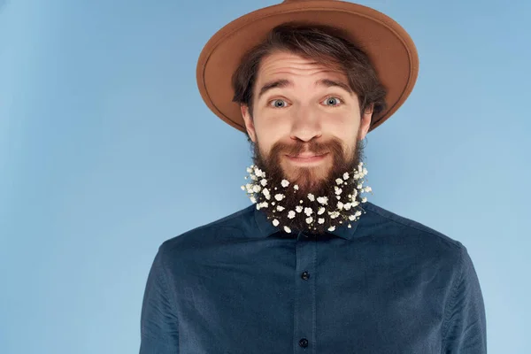 Homem bonito em chapéu com flores camisa azul na barba auto confiança moda — Fotografia de Stock