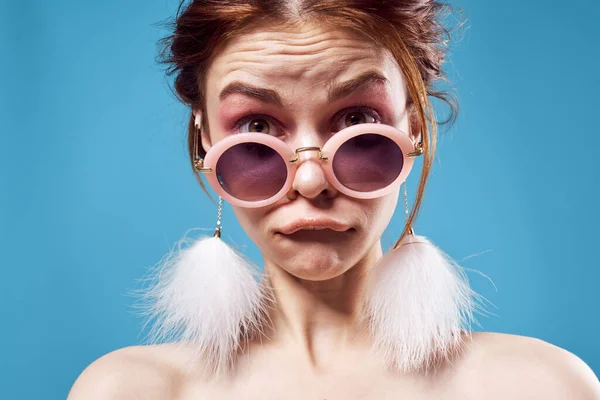 Frau mit nackten Schultern Sonnenbrille Mode blauer Hintergrund — Stockfoto