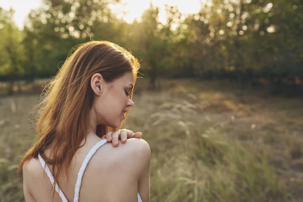フィールド自然太陽の下で美しい女性ポーズ休息 — ストック写真