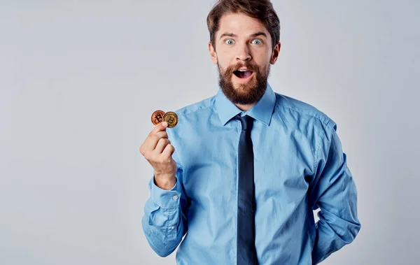 Бізнесмен в сорочці з краваткою фінансові інтернет-технології електронні гроші — стокове фото