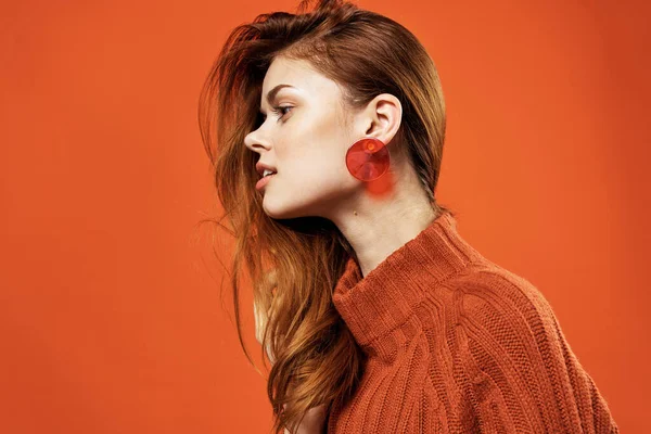 Vrouw met rood haar rode trui oorbellen sieraden model — Stockfoto
