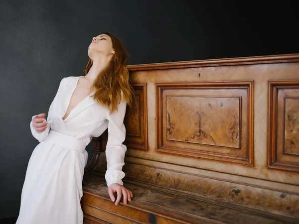 Жінка в білій сукні піаніно музичний інструмент романтика — стокове фото