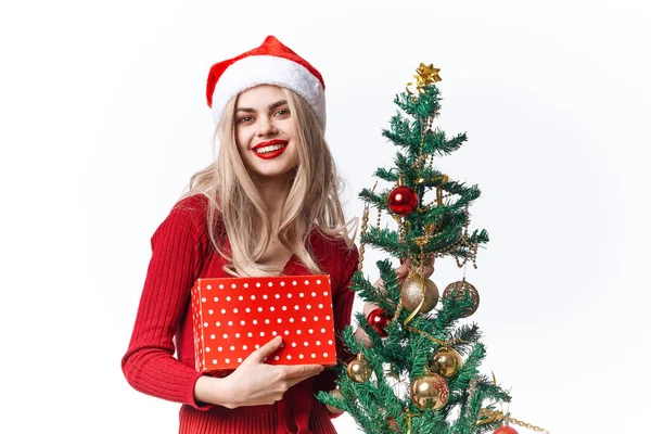 Hezká žena na sobě Santa kostým dekorace dárky zábava dovolená — Stock fotografie