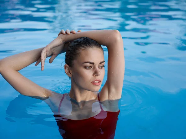 Красивая женщина в красном купальнике руки над головой отдыха роскошь — стоковое фото