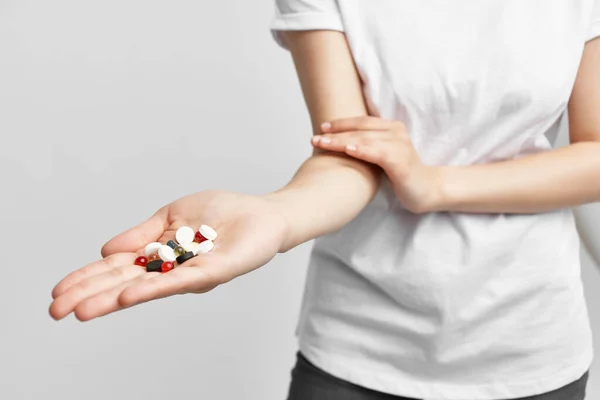 Mujer Sosteniendo Pastillas Medicinas Tratamiento Foto Alta Calidad — Foto de Stock