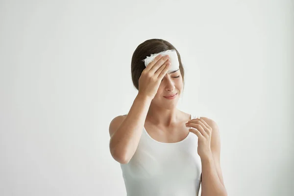 Γυναίκα με πονοκέφαλο κρατώντας μαντίλα στη γωνία ημικρανία — Φωτογραφία Αρχείου