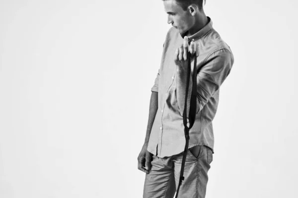 Man Shirt Met Stropdas Hand Poseren Studio — Stockfoto