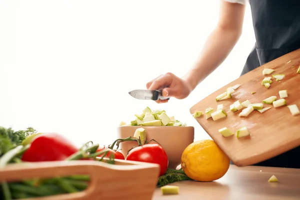 Tagliare verdure su un tagliere ingredienti per insalata verdure fresche — Foto Stock