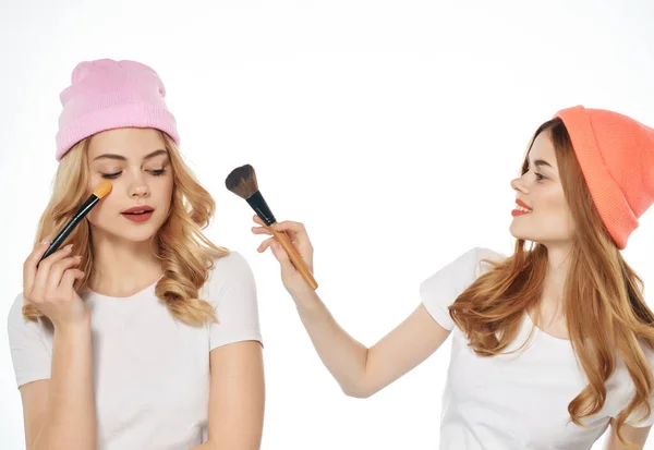 Deux copines avec maquillage bavarder fun mode style moderne — Photo