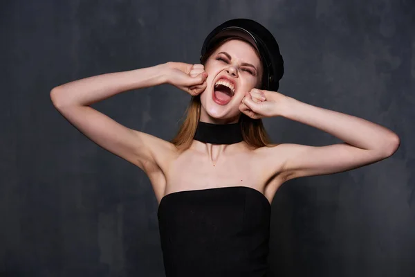 Bonita Mujer Pelirroja Con Sombrero Negro Gritando Sobre Fondo Aislado — Foto de Stock