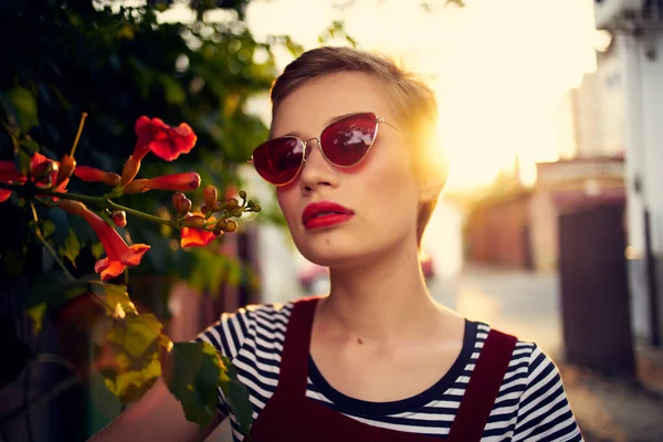 Kvinna bär solglasögon utomhus gå poserar mode — Stockfoto