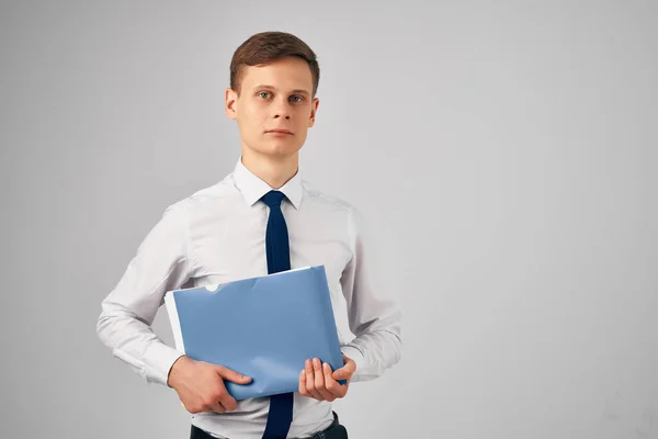 Geschäftsmann im Hemd mit Krawatte blauer Ordner Dokumente arbeiten offiziell — Stockfoto