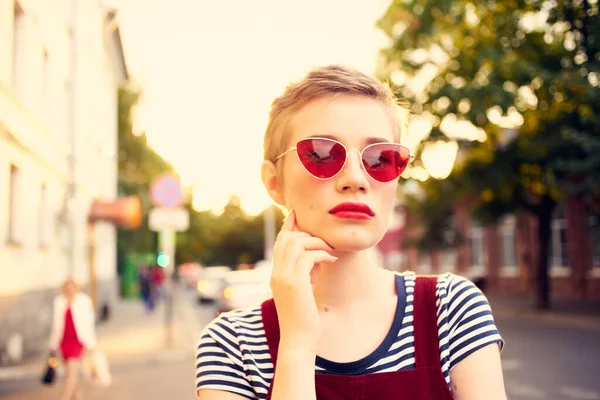 Vacker kvinna bär solglasögon utomhus poserar sommar — Stockfoto