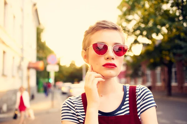 Hübsche Frau mit Sonnenbrille posiert im Sommer — Stockfoto