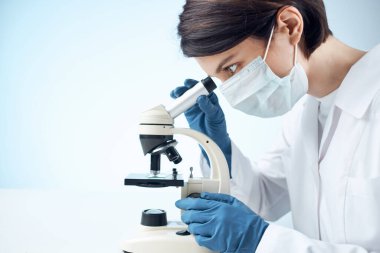 Tıbbi maske mikroskop analizi laboratuvar asistanı.