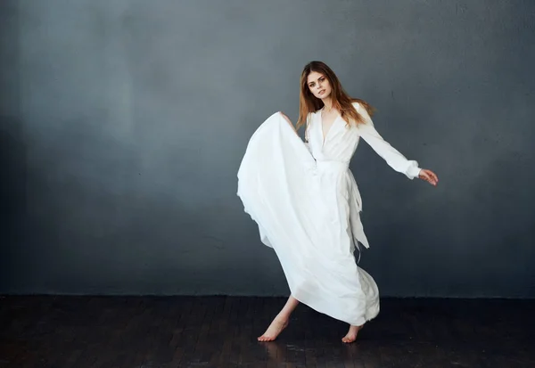 Mujer Descalza Vestido Blanco Bailando Sobre Fondo Oscuro Foto Alta — Foto de Stock