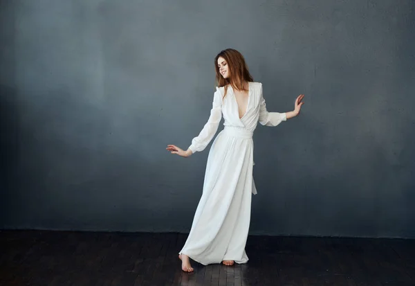 Retrato Mujer Vestido Blanco Pleno Crecimiento Bailando — Foto de Stock