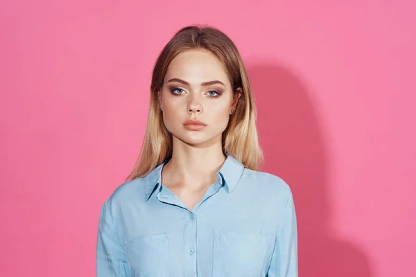 Hezká Blondýna Modré Košili Pózuje Růžovém Pozadí Kvalitní Fotografie — Stock fotografie