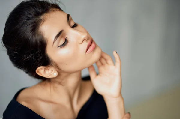 Brünette Schwarzen Kleid Posiert Studio — Stockfoto