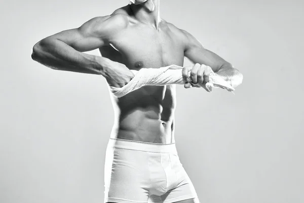 ジムでタオルを持った筋肉質の男 高品質の写真 — ストック写真
