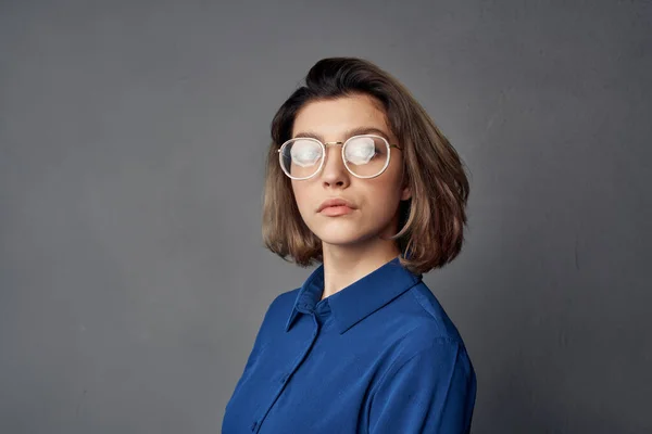 Donna Camicia Blu Con Occhiali Sfondo Isolato Foto Alta Qualità — Foto Stock