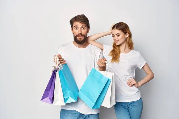 Pareja joven con bolsas de compras entretenimiento venta —  Fotos de Stock