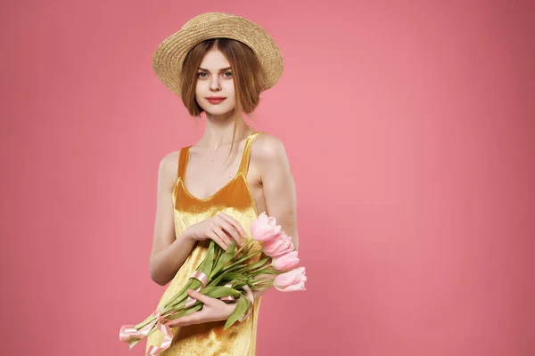 Kobieta Bukietem Kwiatów Kapeluszu Różowym Tle Wysokiej Jakości Zdjęcie — Zdjęcie stockowe