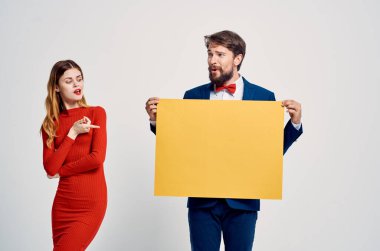 Sevimli erkek ve kadın sarıya sarılıp duruyor. Model poster duyguları. Boşluğu kopyala.