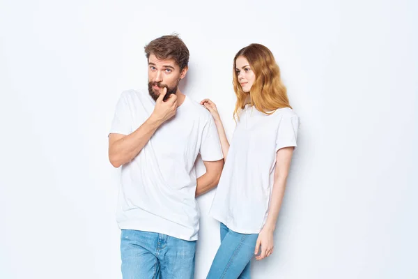 Moda giovane coppia in bianco t-shirt e jeans mockup design — Foto Stock