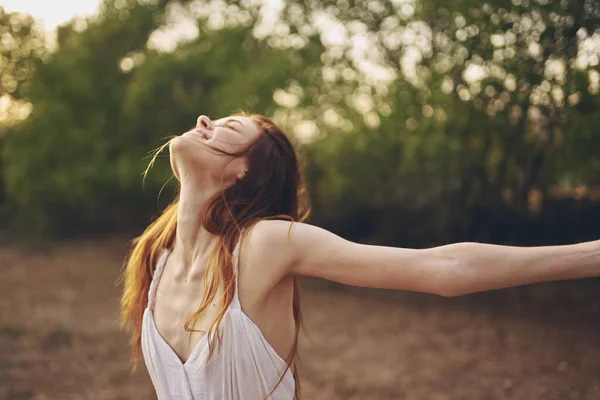 Mujer Alegre Vestido Blanco Posando Aire Libre —  Fotos de Stock