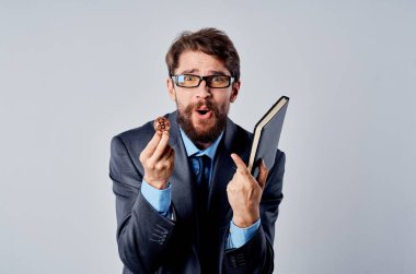 Takım elbiseli bir iş adamı kripto para birimi Bitcoin araştırma teknolojisi elektronik cüzdan